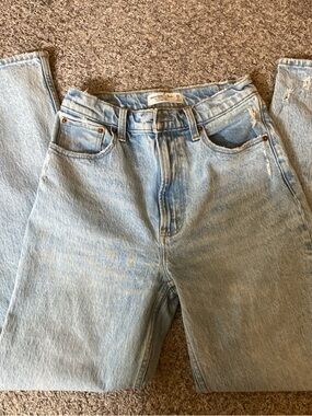 A&F The 90’s Straight Ultra High Rise jeans. Size 26R